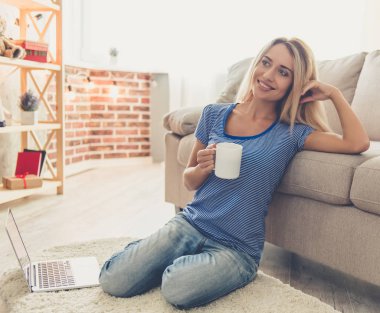 güzel bir kız evde