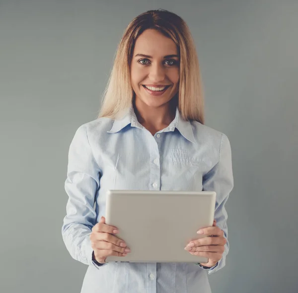 Bella signora d'affari con gadget — Foto Stock