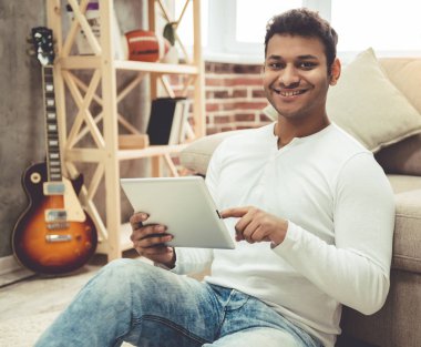 Afro Amerikan adam evde