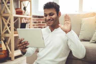 Afro Amerikan adam evde