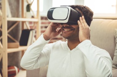 Afro Amerikan adam evde