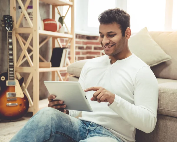 Afro Amerikan adam evde