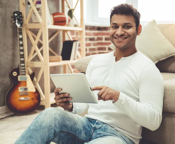 Afro Amerikan adam evde