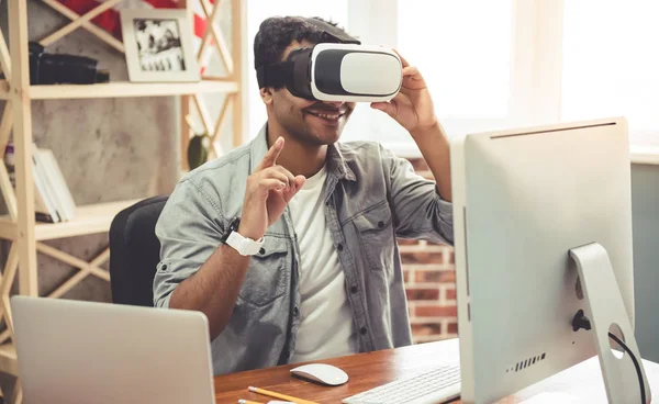 Afro Amerikalı adam çalışma