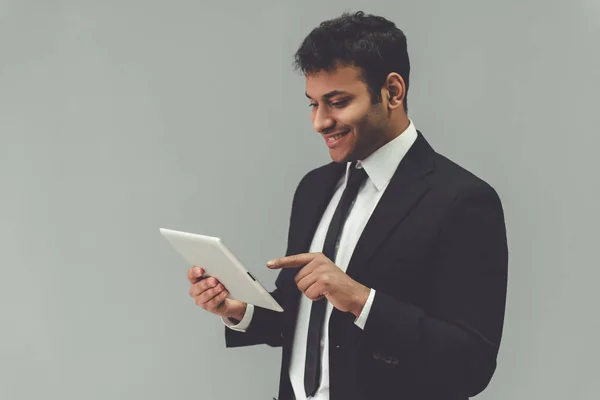 Empresário afro-americano com gadget — Fotografia de Stock