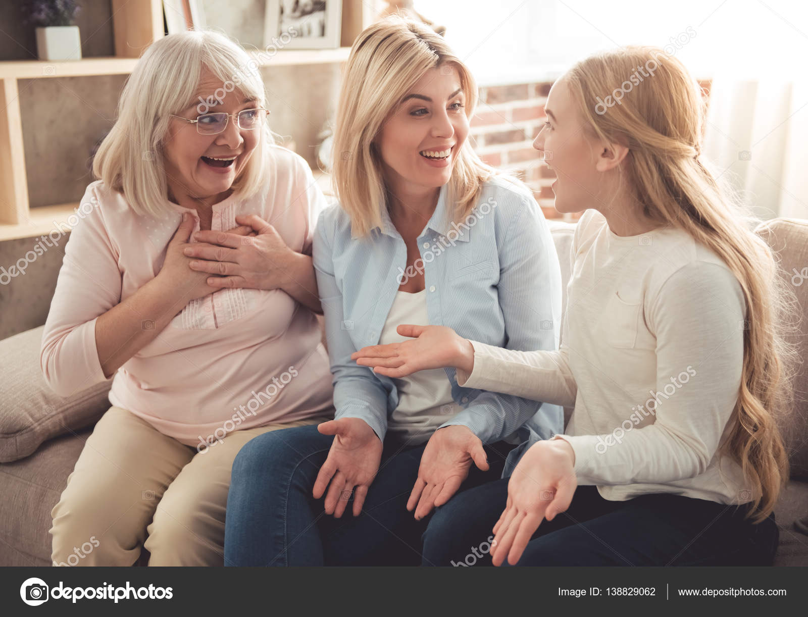 лесбийские дочки матери. Three moms. фотосессия с мамой взрослая дочь. зрелая тетка с молодым. мама и дочь одно лицо.