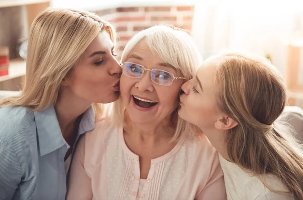 Hija, mamá y abuelita — Foto de Stock