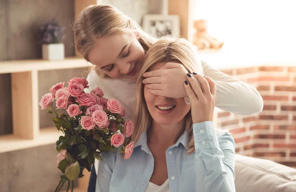 Mutter und Teenager-Tochter — Stockfoto