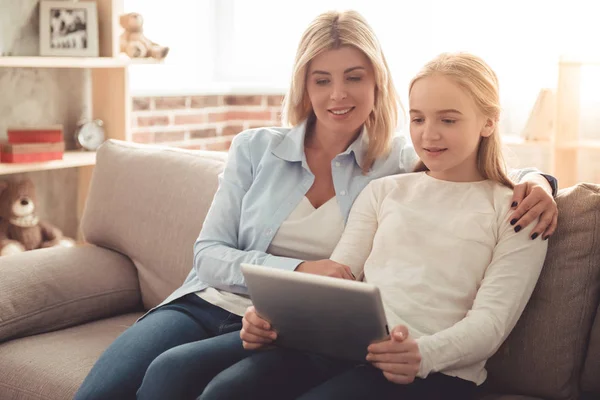 Maman et fille adolescente — Photo