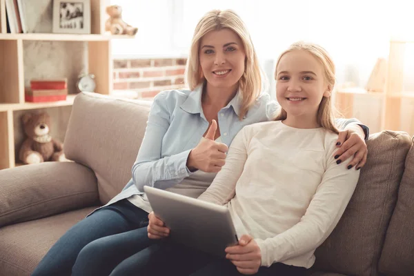 Mamá e hija adolescente — Foto de Stock