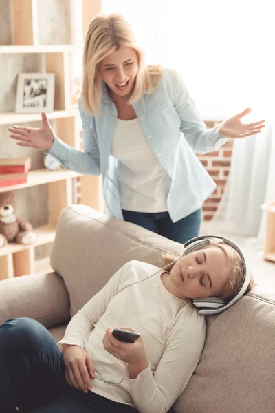 Mom and teenage daughter — Stock Photo, Image