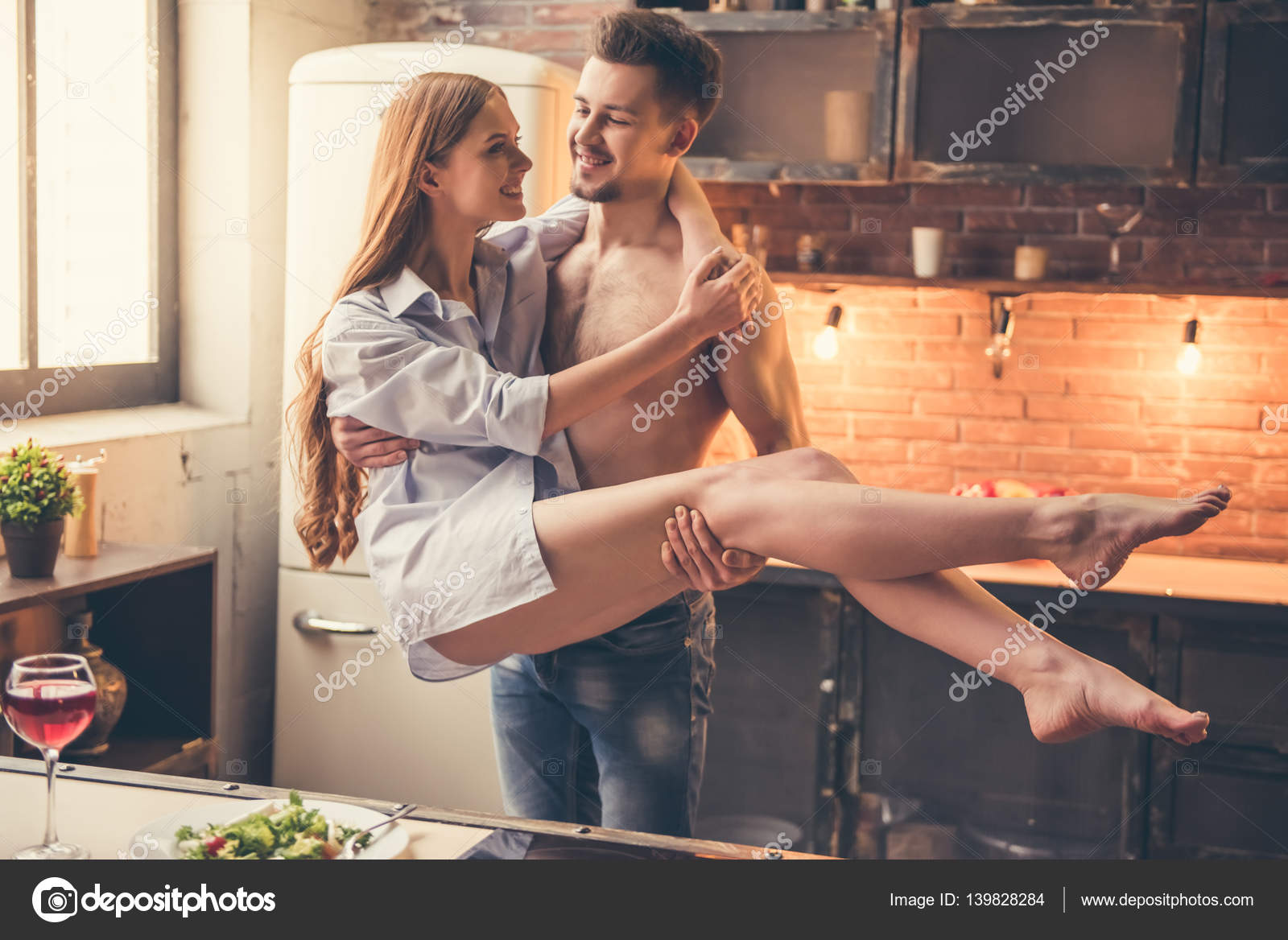 Красивый секс хорошенький пары на кухне