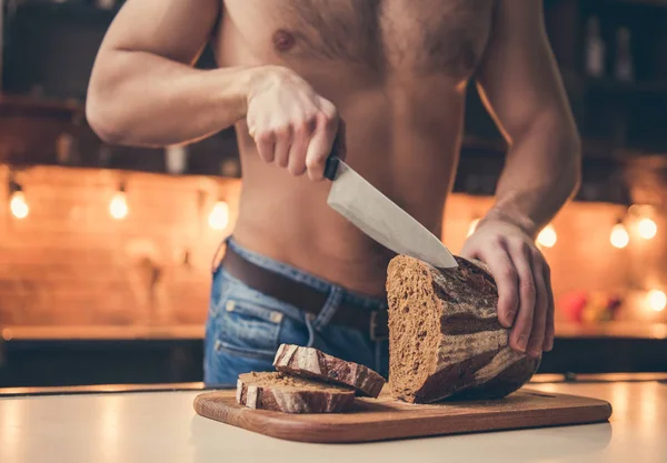Sexig kille matlagning — Stockfoto