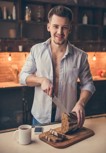 Sexy man in de keuken — Stockfoto