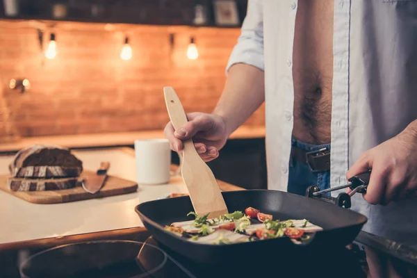 Sexy guy cooking — Stock Photo, Image
