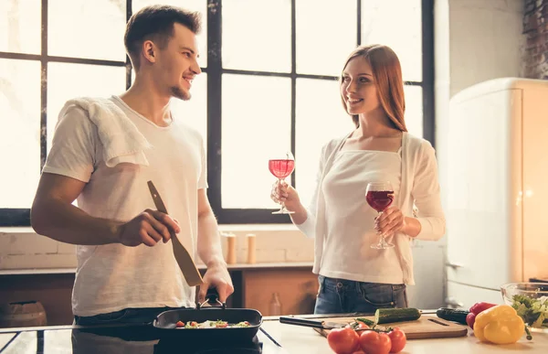 Schönes Paar kocht — Stockfoto