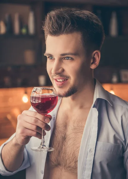 Sexy Kerl in der Küche — Stockfoto