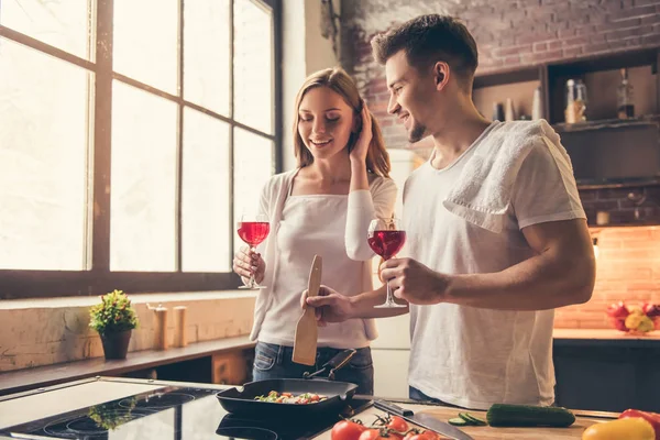 Schönes Paar kocht — Stockfoto