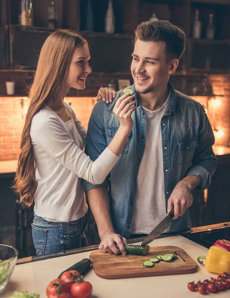 Hermosa pareja cocinando —  Fotos de Stock