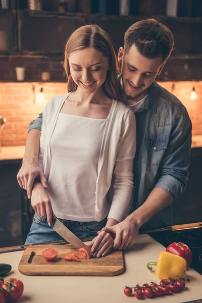 Hermosa pareja cocinando —  Fotos de Stock