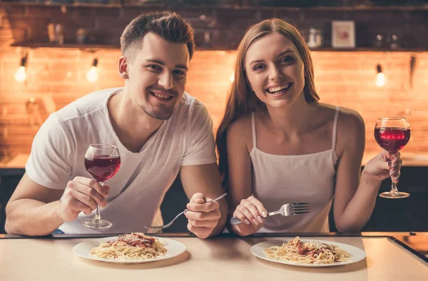 Paar beim romantischen Abendessen — Stockfoto