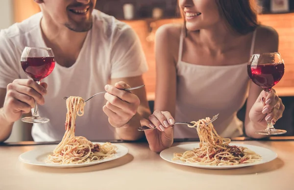 Een koppel dat romantisch dineert — Stockfoto