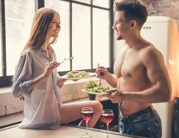 Mooi paar in de keuken — Stockfoto