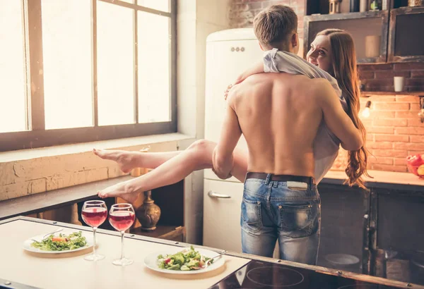 台所で美しいカップル — ストック写真