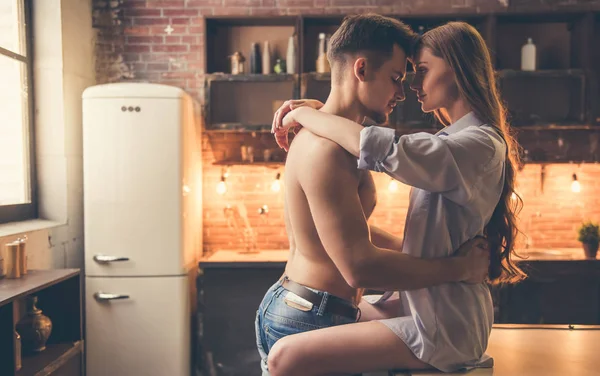 Casal romântico bonito — Fotografia de Stock