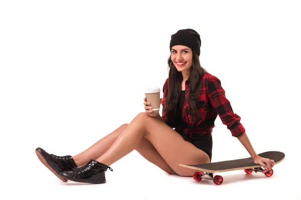 스케이트보드를 든 세련 된 소녀 — 스톡 사진