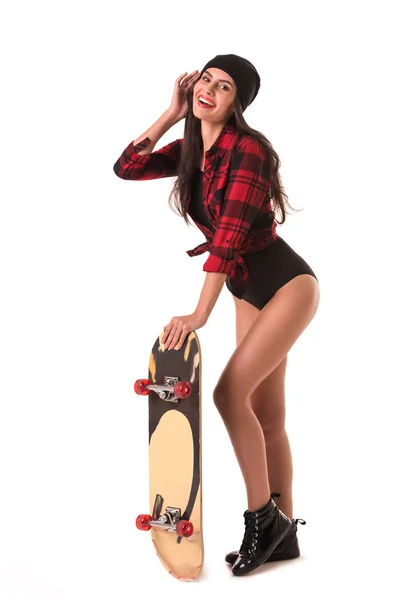 Snygg tjej med skateboard — Stockfoto