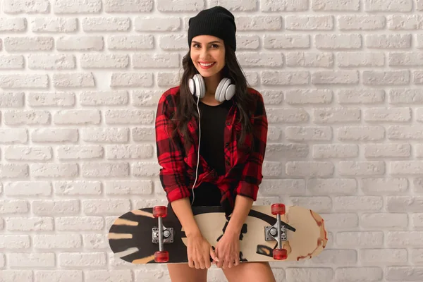 スケートボードとスタイリッシュな女の子 — ストック写真