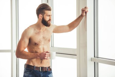 Yakışıklı sakallı adam evde