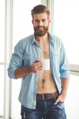 Yakışıklı sakallı adam evde