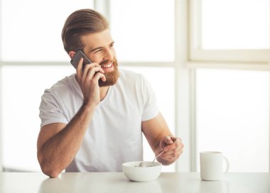 Yakışıklı sakallı adam evde