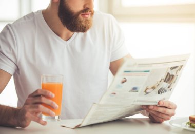 Yakışıklı sakallı adam evde