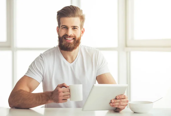 Hombre barbudo guapo en casa —  Fotos de Stock