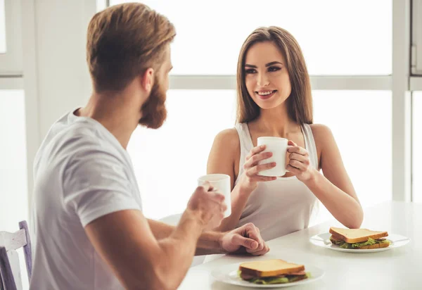Pasangan yang sedang sarapan — Stok Foto