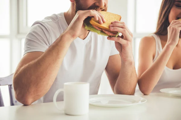 Pasangan yang sedang sarapan — Stok Foto