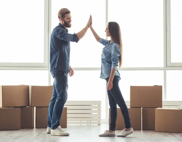 Schönes Paar zieht um — Stockfoto