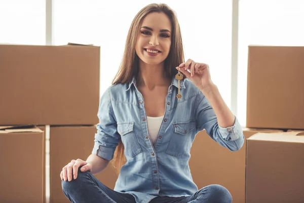 Hermosa chica moviéndose — Foto de Stock