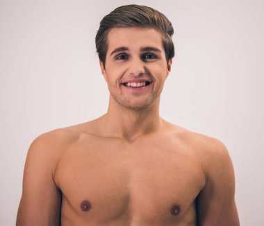 Yakışıklı genç adam.