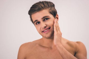 Yakışıklı genç adam.