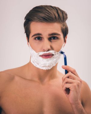 Yakışıklı genç adam.