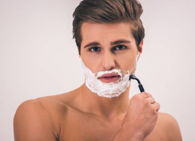 Yakışıklı genç adam.