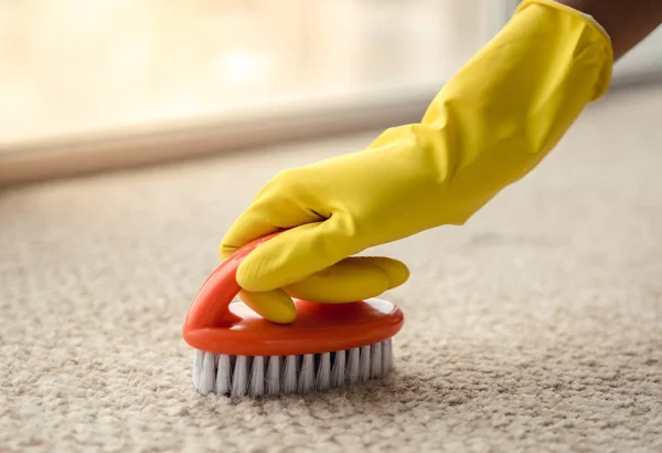 Wanita cantik membersihkan rumah — Stok Foto