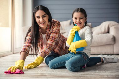 Anne ve kızı ev temizliği