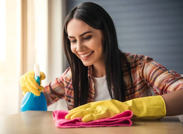 Schöne Frau putzt Haus — Stockfoto