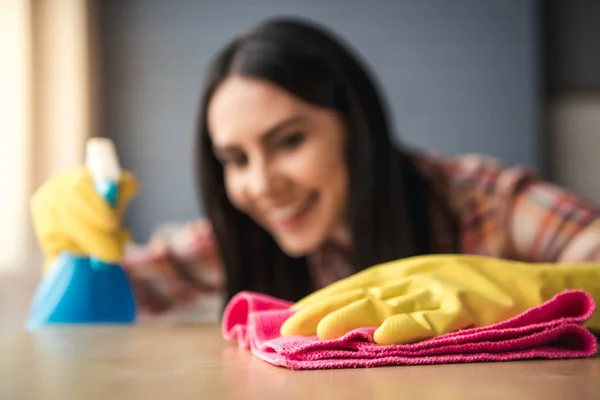 Bella donna pulizia casa — Foto Stock