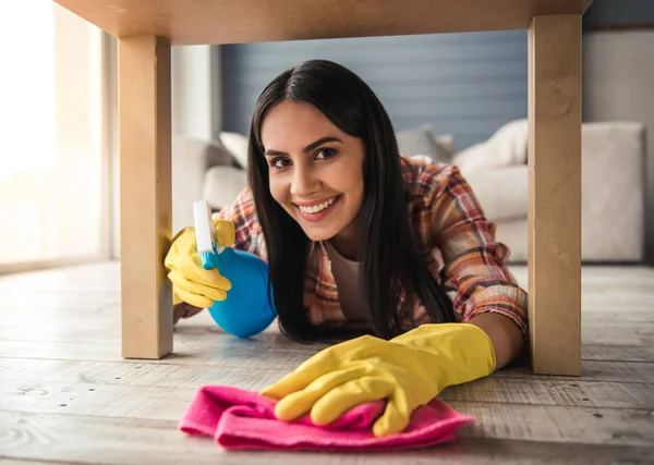 Schöne Frau putzt Haus — Stockfoto